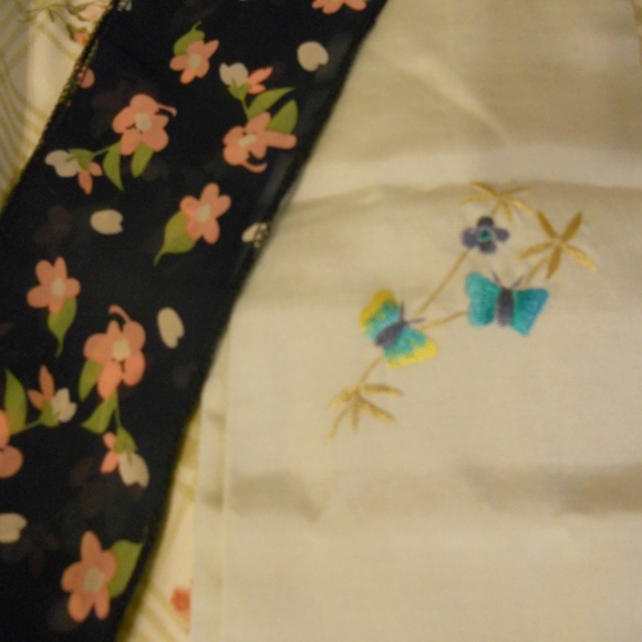 2 Scarfs - Picture 4 of 8